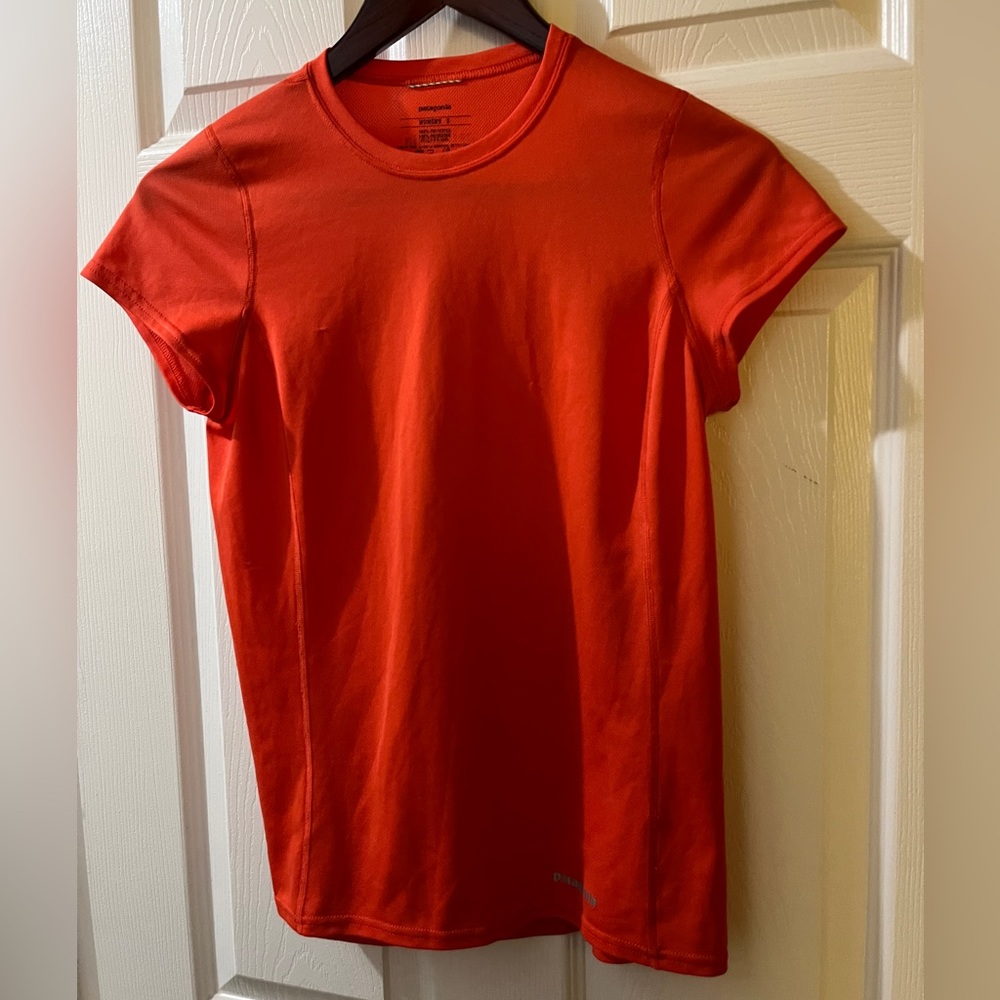 Patagonia Womens s red athletic T-shirt small snags